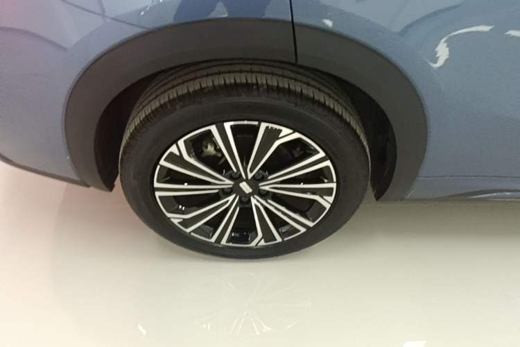 Used Geely Galaxy Xingjian 7 EM-i 2025 120km Navigator Edition Right Rear Wheel Hub