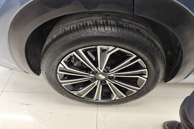 Used Geely Galaxy Xingjian 7 EM-i 2025 120km Navigator Edition Right Rear Wheel Hub