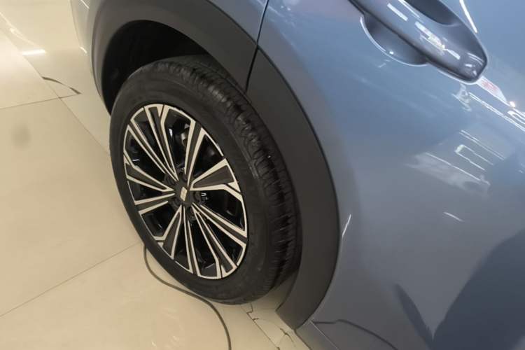 Used Geely Galaxy Xingjian 7 EM-i 2025 120km Navigator Edition Right Rear Wheel Hub