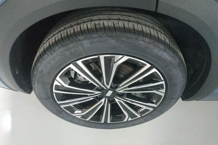 Used Geely Galaxy Xingjian 7 EM-i 2025 120km Navigator Edition Right Rear Wheel Hub