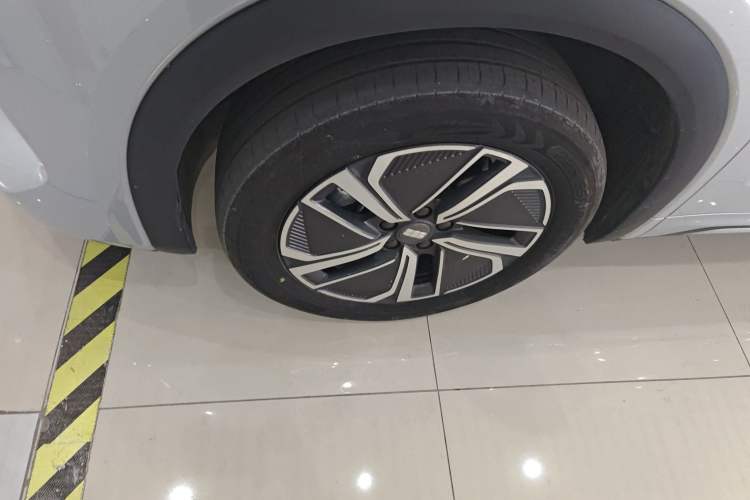 Used Geely Galaxy Xingjian 7 EM-i 2025 120km Launch+ Version Exterior 4