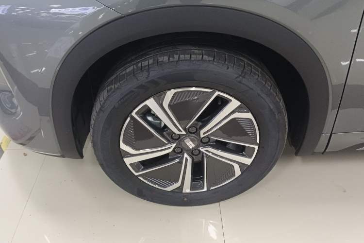 Used Geely Galaxy Xingjian 7 EM-i 2025 120km Exploration+ Version Exterior 4
