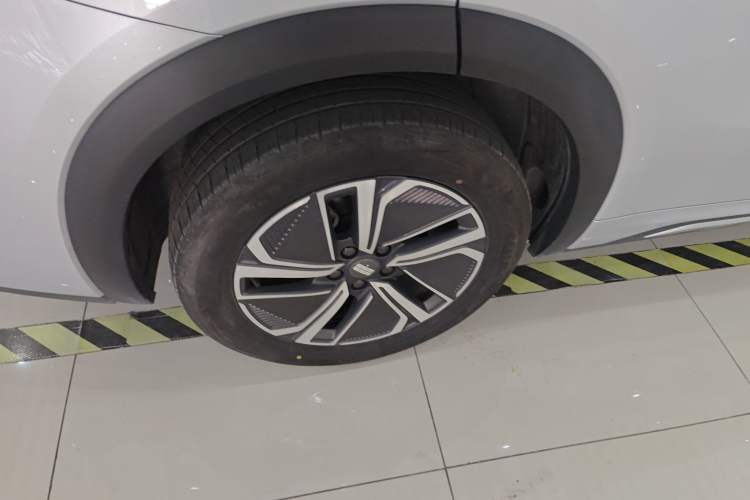 Used Geely Galaxy Xingjian 7 EM-i 2025 120km Launch+ Version Exterior 5