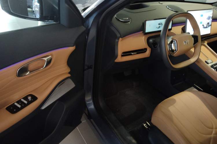 Used Geely Galaxy Xingjian 7 EM-i 2025 120km Navigator Edition Interior 3