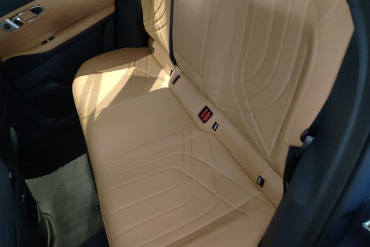 Used Geely Galaxy Xingjian 7 EM-i 2025 120km Navigator Edition Interior 4