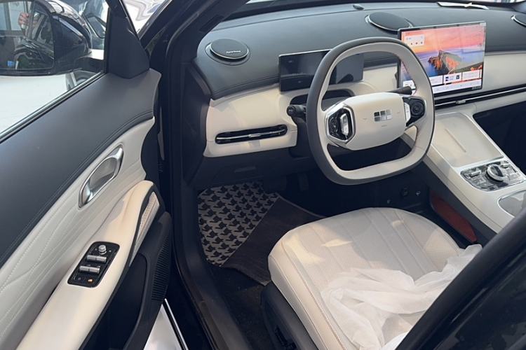 Used Geely Galaxy Xingjian 7 EM-i 2025 120km Launch+ Version Interior 6