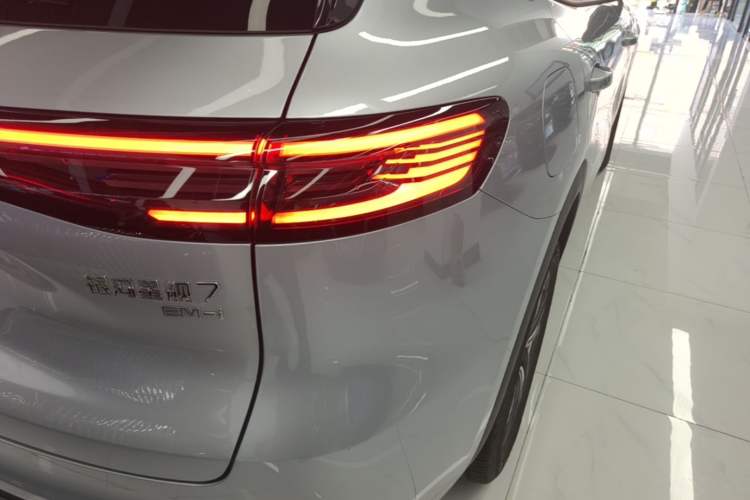 Used Geely Galaxy Xingjian 7 EM-i 2025 55 km Launch Edition Right Rear Taillight
