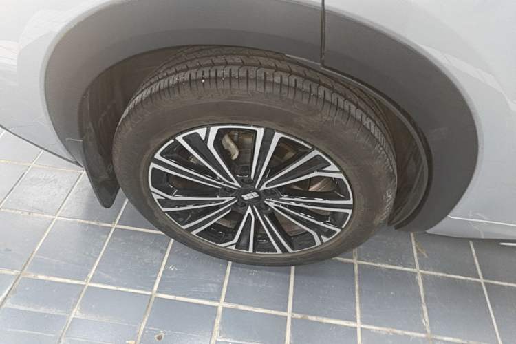 Used Geely Galaxy Xingjian 7 EM-i 2025 120km Navigator Edition Right Rear Wheel Hub