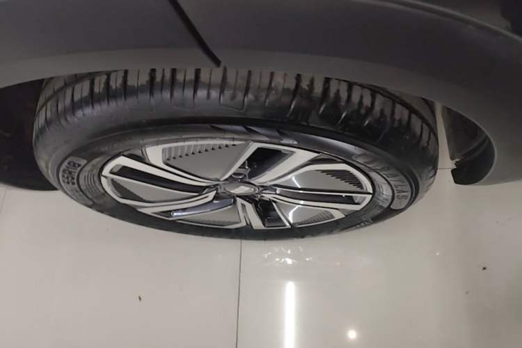 Used Geely Galaxy Xingjian 7 EM-i 2025 120km Exploration+ Version Right Rear Wheel Hub