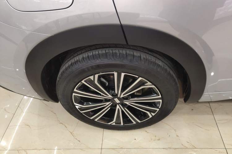 Used Geely Galaxy Xingjian 7 EM-i 2025 120km Navigator Edition Right Rear Wheel Hub