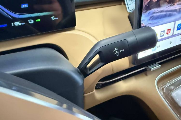 Used Geely Galaxy Xingjian 7 EM-i 2025 120km Launch+ Version Audio And AC Panel