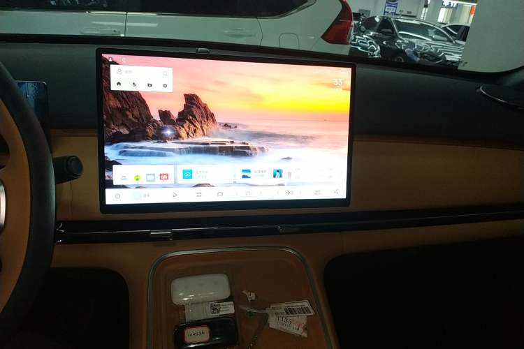Used Geely Galaxy Xingjian 7 EM-i 2025 120km Launch+ Version Audio And AC Panel