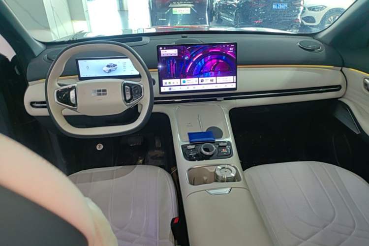 Used Geely Galaxy Xingjian 7 EM-i 2025 120km Navigator Edition Center Console