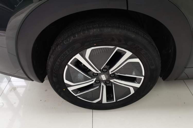 Used Geely Galaxy Xingjian 7 EM-i 2025 120km Launch+ Version Exterior 3