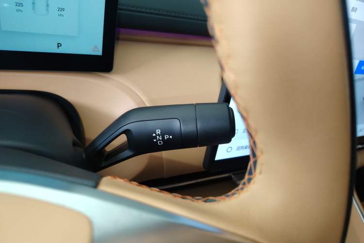 Used Geely Galaxy Xingjian 7 EM-i 2025 120km Navigator Edition Gear Lever