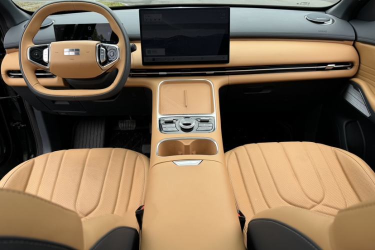 Used Geely Galaxy Xingjian 7 EM-i 2025 120km Launch+ Version Interior 1