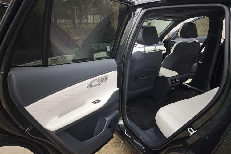 Used Geely Galaxy Xingjian 7 EM-i 2025 120km Navigator Edition Interior 11