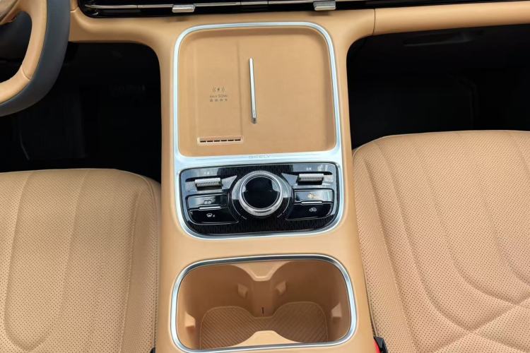 Used Geely Galaxy Xingjian 7 EM-i 2025 120km Navigator Edition Interior 11