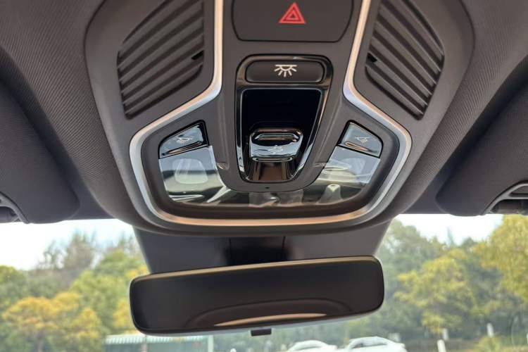 Used Geely Galaxy Xingjian 7 EM-i 2025 120km Navigator Edition Interior 12