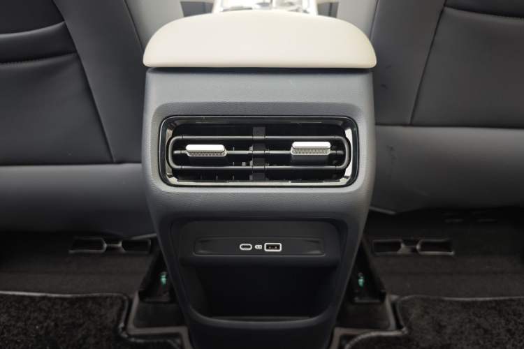 Used Geely Galaxy Xingjian 7 EM-i 2025 120km Navigator Edition Interior 2