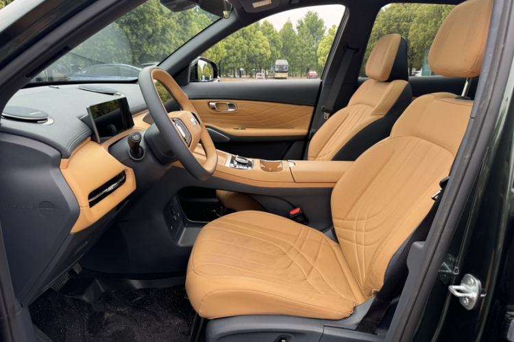 Used Geely Galaxy Xingjian 7 EM-i 2025 120km Launch+ Version Interior 2