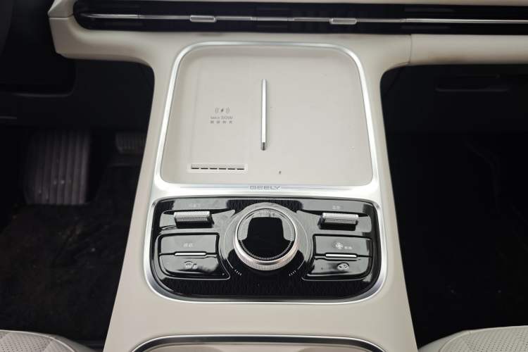Used Geely Galaxy Xingjian 7 EM-i 2025 120km Navigator Edition Interior 3