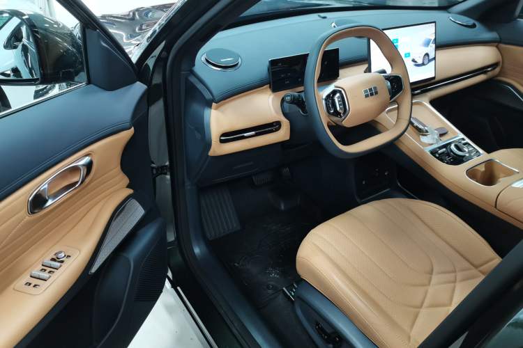Used Geely Galaxy Xingjian 7 EM-i 2025 120km Launch+ Version Interior 3