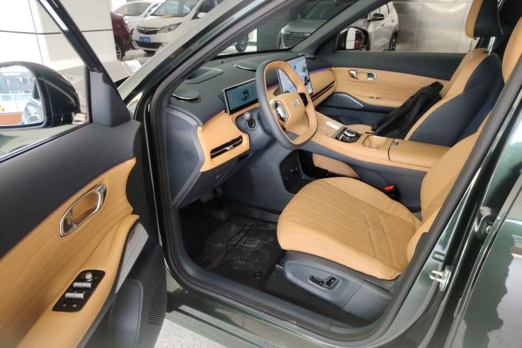 Used Geely Galaxy Xingjian 7 EM-i 2025 120km Navigator Edition Interior 3