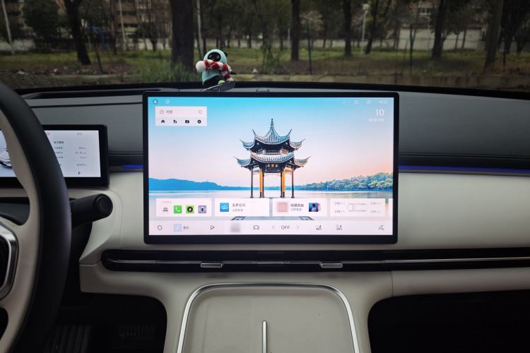 Used Geely Galaxy Xingjian 7 EM-i 2025 120km Navigator Edition Interior 4