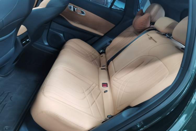 Used Geely Galaxy Xingjian 7 EM-i 2025 120km Launch+ Version Interior 4