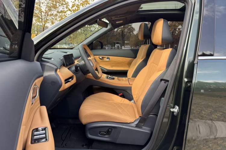 Used Geely Galaxy Xingjian 7 EM-i 2025 120km Navigator Edition Interior 5