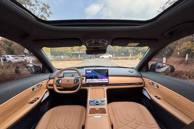 Used Geely Galaxy Xingjian 7 EM-i 2025 120km Navigator Edition Interior 6