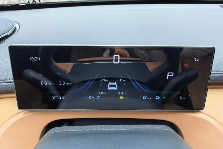 Used Geely Galaxy Xingjian 7 EM-i 2025 120km Launch+ Version Odometer Close Up