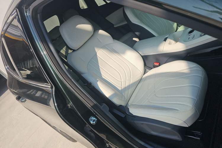 Used Geely Galaxy Xingjian 7 EM-i 2025 120km Launch+ Version Right Front Seat