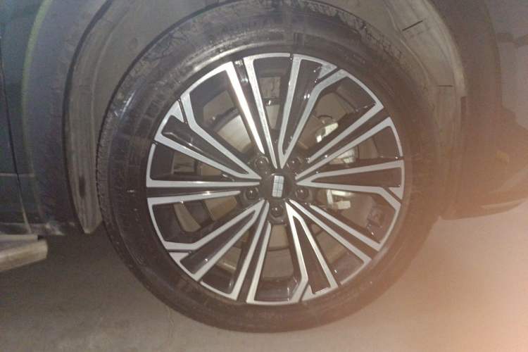 Used Geely Galaxy Xingjian 7 EM-i 2025 120km Navigator Edition Right Front Wheel Hub