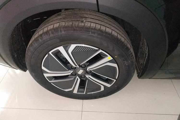 Used Geely Galaxy Xingjian 7 EM-i 2025 120km Launch+ Version Right Rear Wheel Hub