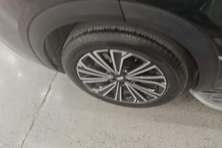 Used Geely Galaxy Xingjian 7 EM-i 2025 120km Navigator Edition Right Rear Wheel Hub