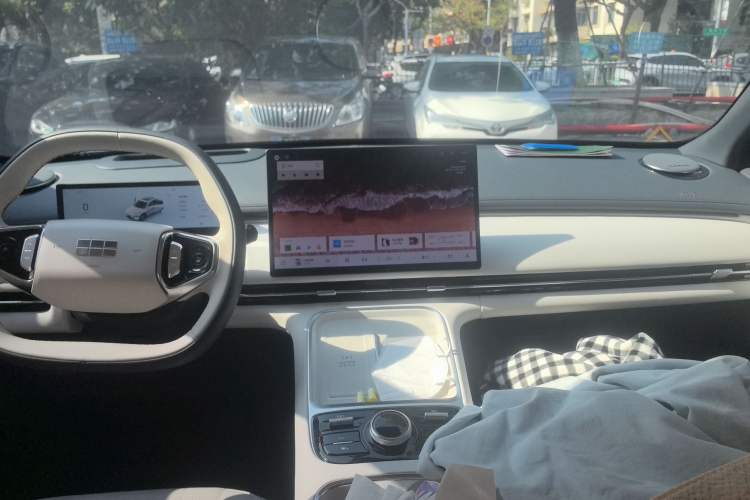 Used Geely Galaxy Xingjian 7 EM-i 2025 120km Navigator Edition Center Console