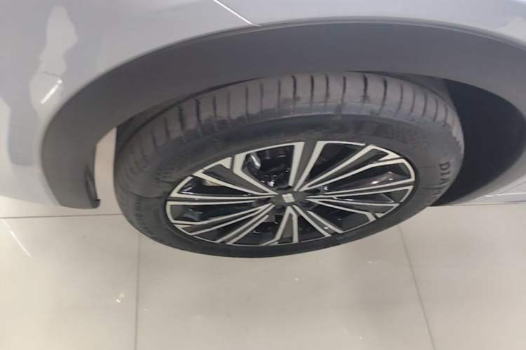 Used Geely Galaxy Xingjian 7 EM-i 2025 120km Navigator Edition Exterior 4