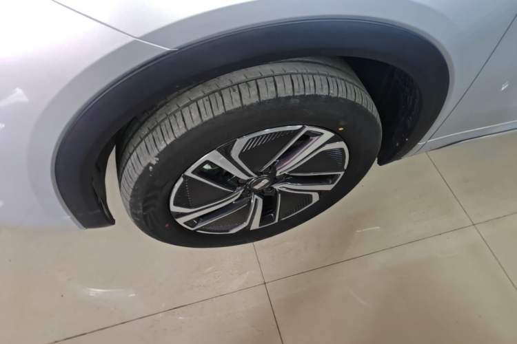 Used Geely Galaxy Xingjian 7 EM-i 2025 120km Launch+ Version Exterior 4