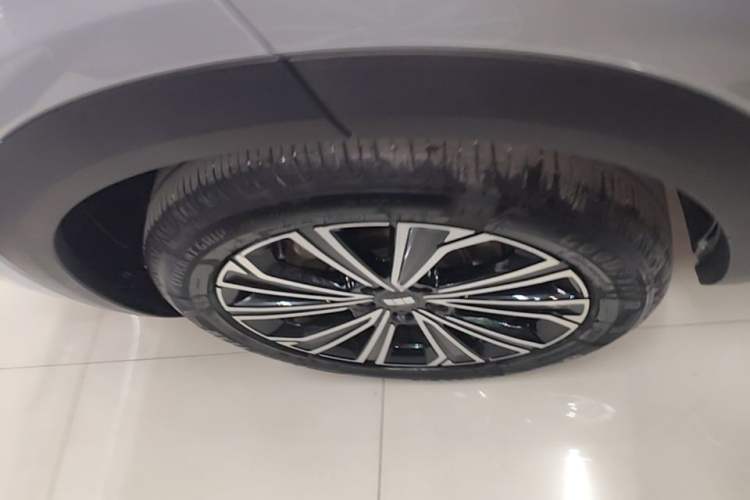 Used Geely Galaxy Xingjian 7 EM-i 2025 120km Navigator Edition Exterior 5