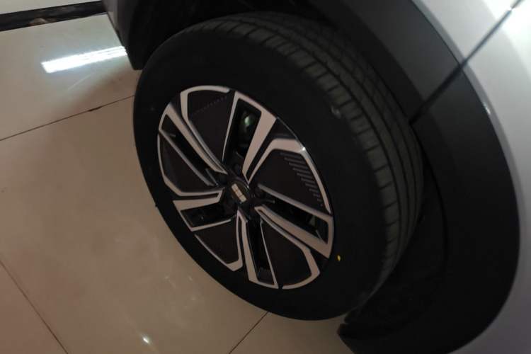 Used Geely Galaxy Xingjian 7 EM-i 2025 120km Launch+ Version Exterior 5
