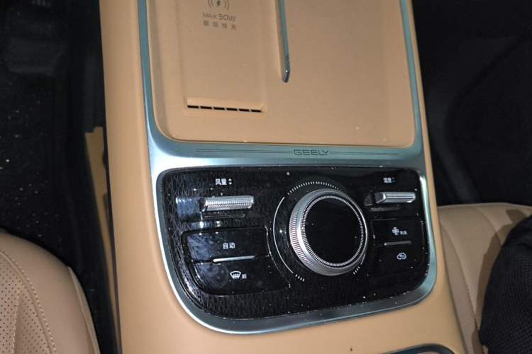 Used Geely Galaxy Xingjian 7 EM-i 2025 120km Navigator Edition Gear Lever