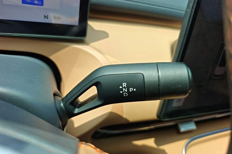Used Geely Galaxy Xingjian 7 EM-i 2025 120km Navigator Edition Gear Lever