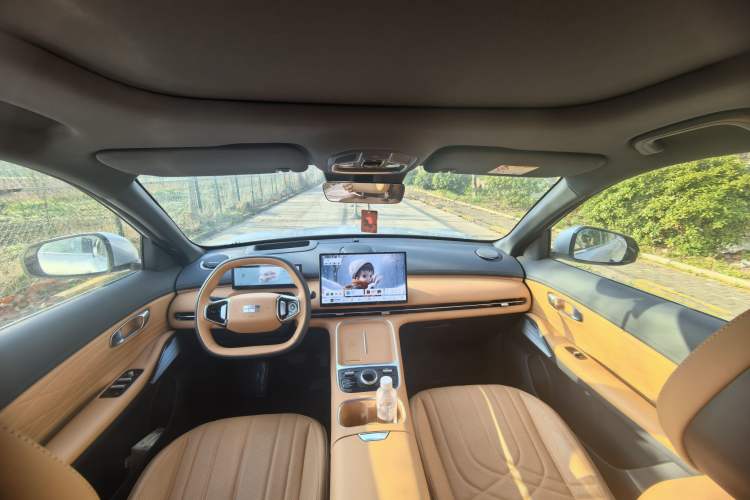 Used Geely Galaxy Xingjian 7 EM-i 2025 120km Navigator Edition Interior 1