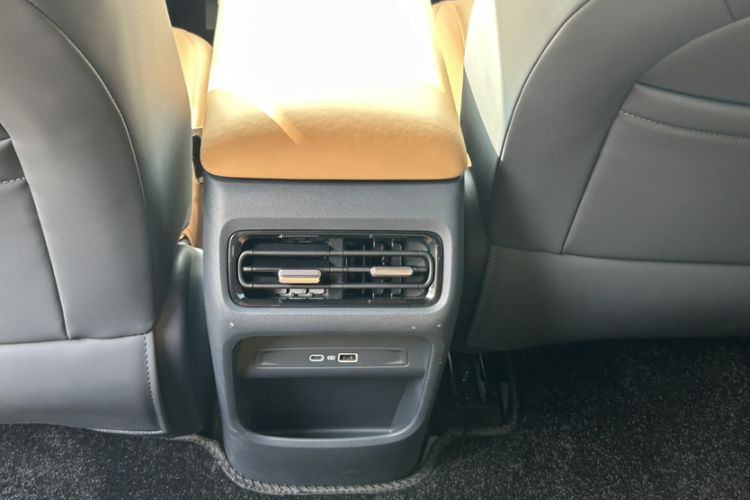 Used Geely Galaxy Xingjian 7 EM-i 2025 120km Exploration+ Version Interior 1