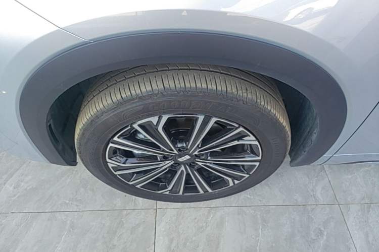 Used Geely Galaxy Xingjian 7 EM-i 2025 120km Navigator Edition Left Front Wheel Hub