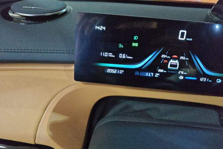 Used Geely Galaxy Xingjian 7 EM-i 2025 120km Launch+ Version Odometer Close Up
