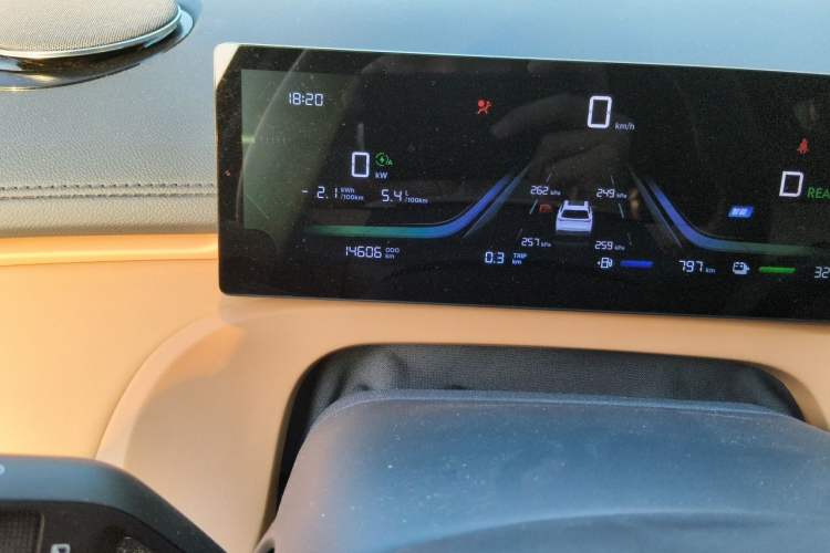 Used Geely Galaxy Xingjian 7 EM-i 2025 55 km Launch Edition Odometer Close Up