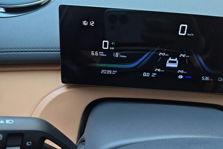 Used Geely Galaxy Xingjian 7 EM-i 2025 120km Launch+ Version Odometer Close Up